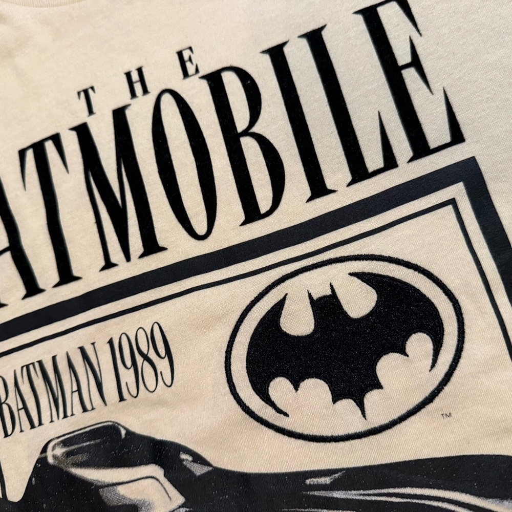 Batman 1989 Batmobile Graphic Tee Mens Medium Beige DC Comics Movie NWOT - Picture 3 of 6